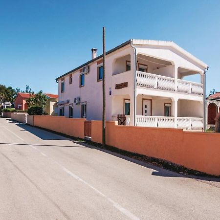 Apartments Hak Вир Екстериор снимка